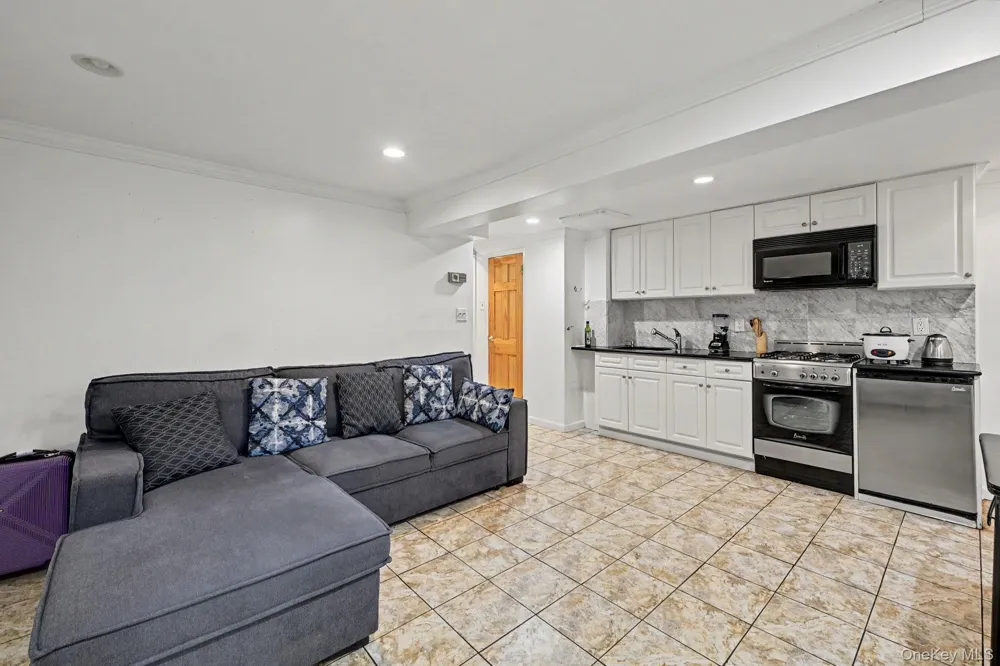 25-19 76th Street East Elmhurst, NY 11370