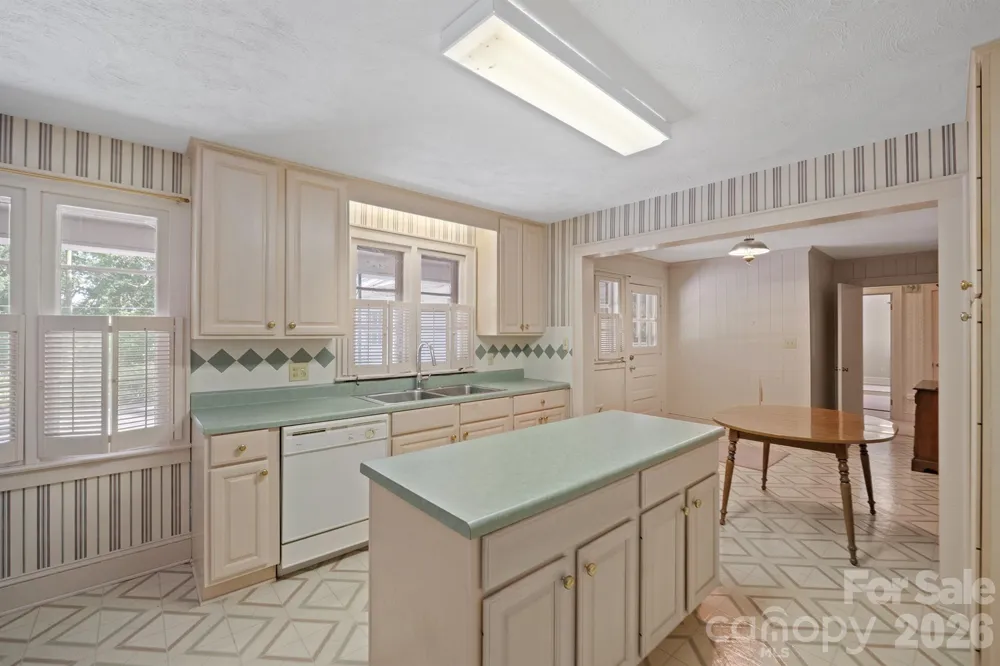 17 E Murray Street Maiden, NC 28650