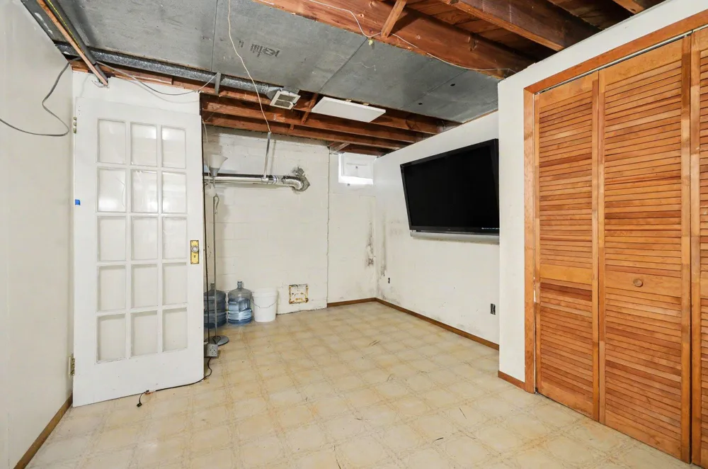 22515 Gregory Street Dearborn City, MI 48124