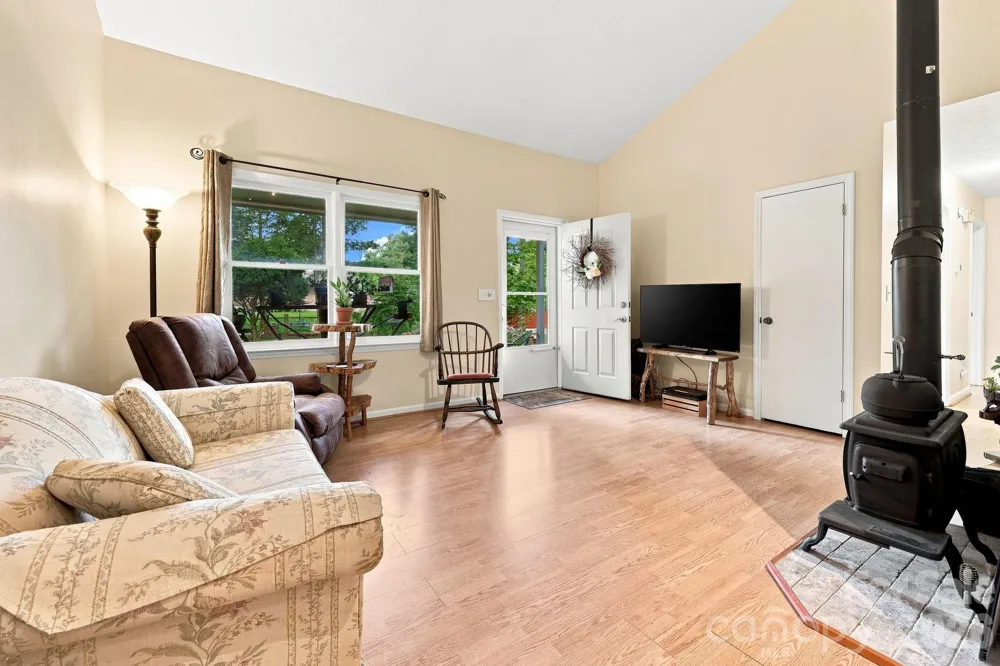 473 King William Road Hendersonville, NC 28739