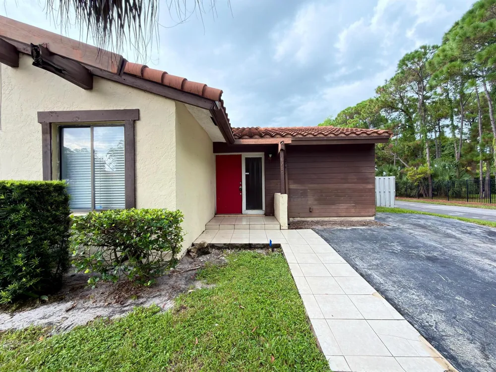 6287 Scotch Pine Lane Lake Worth, FL 33462