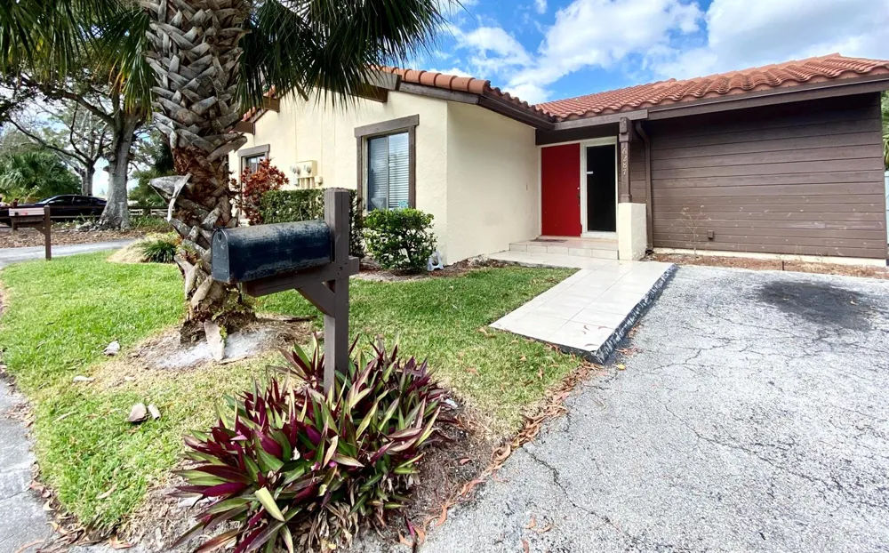 6287 Scotch Pine Lane Lake Worth, FL 33462