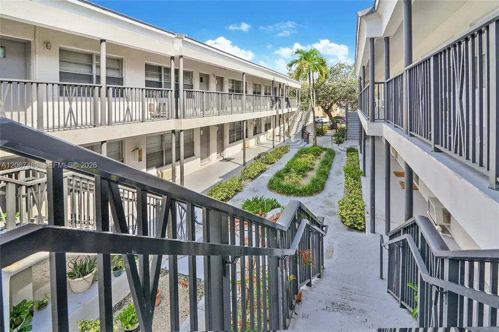 974 Biarritz Dr #11 Miami Beach, FL 33141