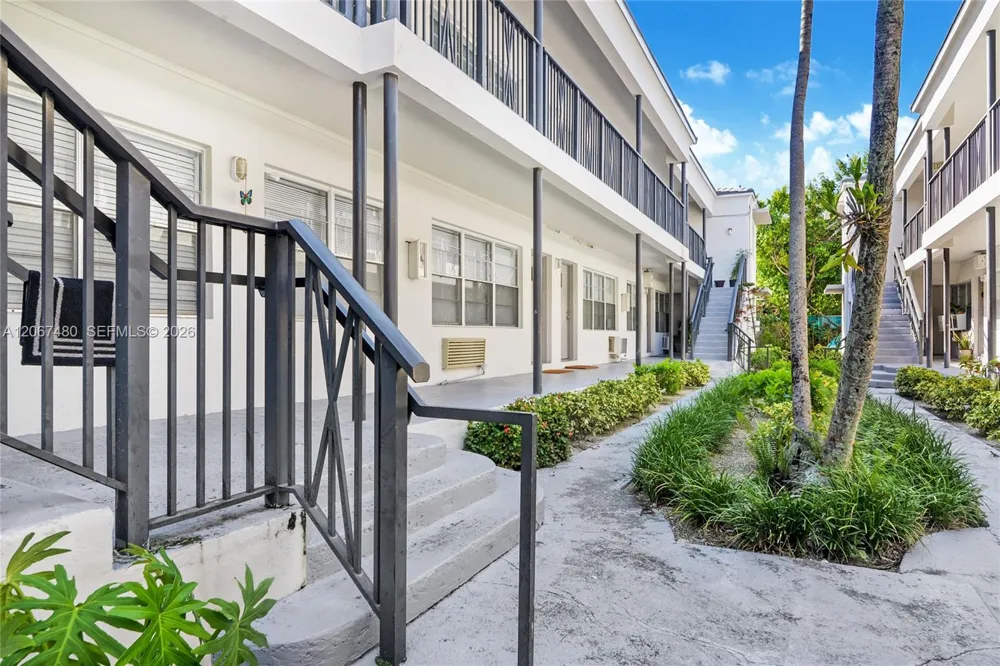 974 Biarritz Dr #11 Miami Beach, FL 33141