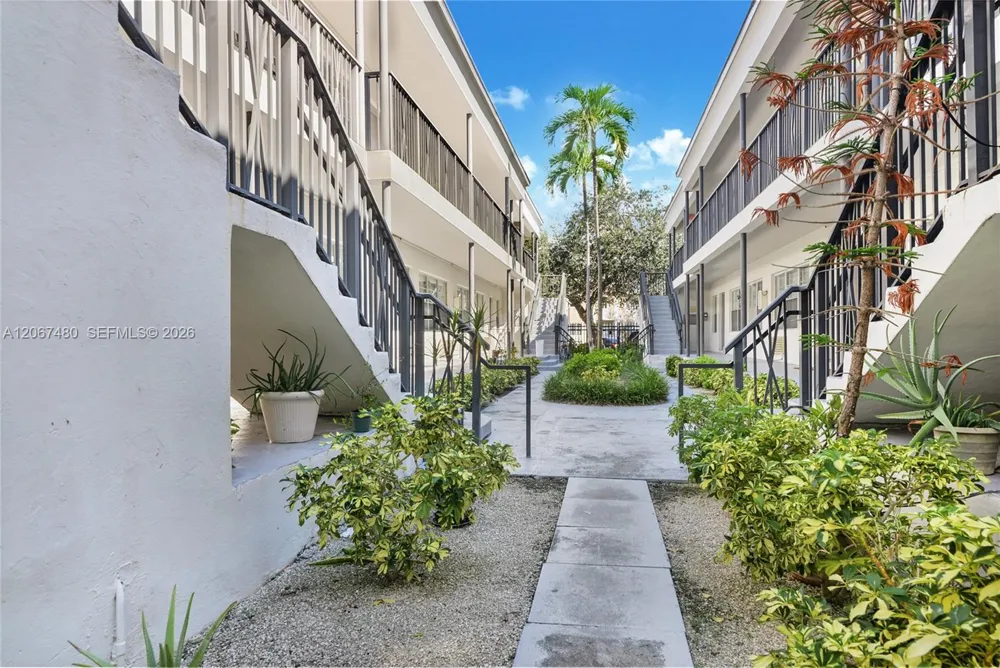 974 Biarritz Dr #11 Miami Beach, FL 33141