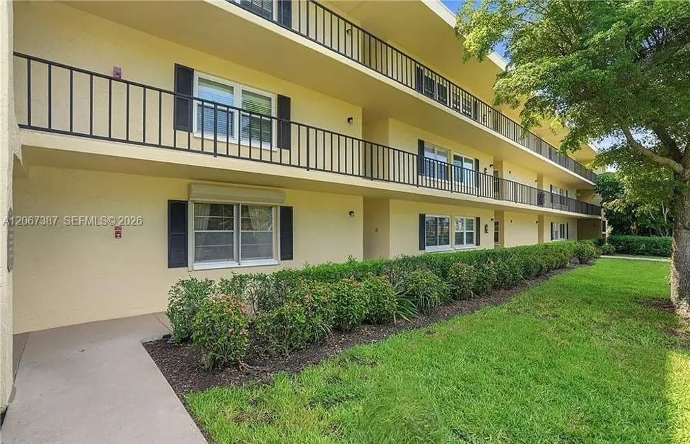 1085 Forest Lakes Dr #8102 Naples, FL 34105