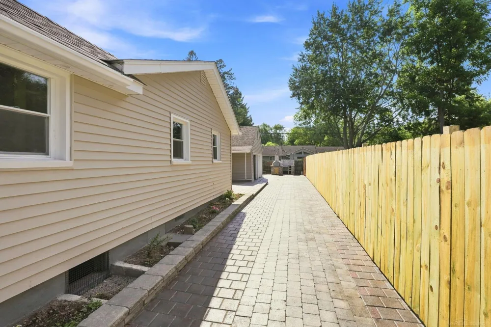 2950 Hartline Drive Drive Rochester City, MI 48309