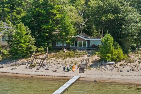 10892 Lakeshore Road