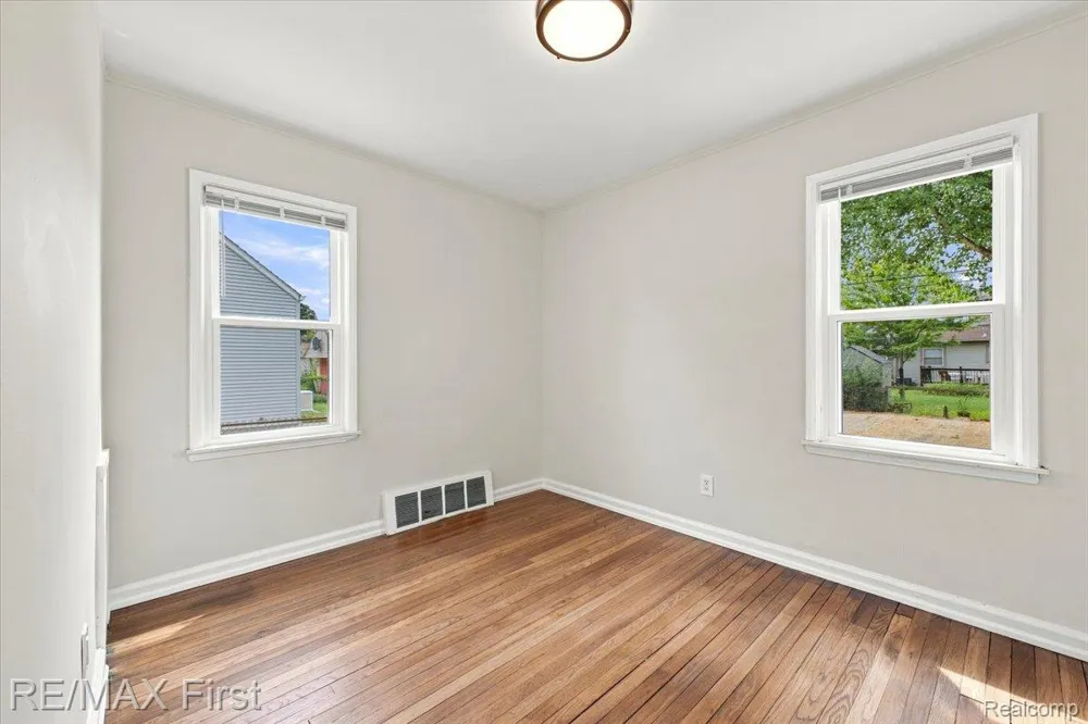 4271 Thomas Avenue Berkley City, MI 48072