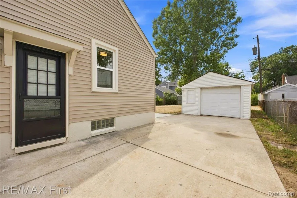 4271 Thomas Avenue Berkley City, MI 48072