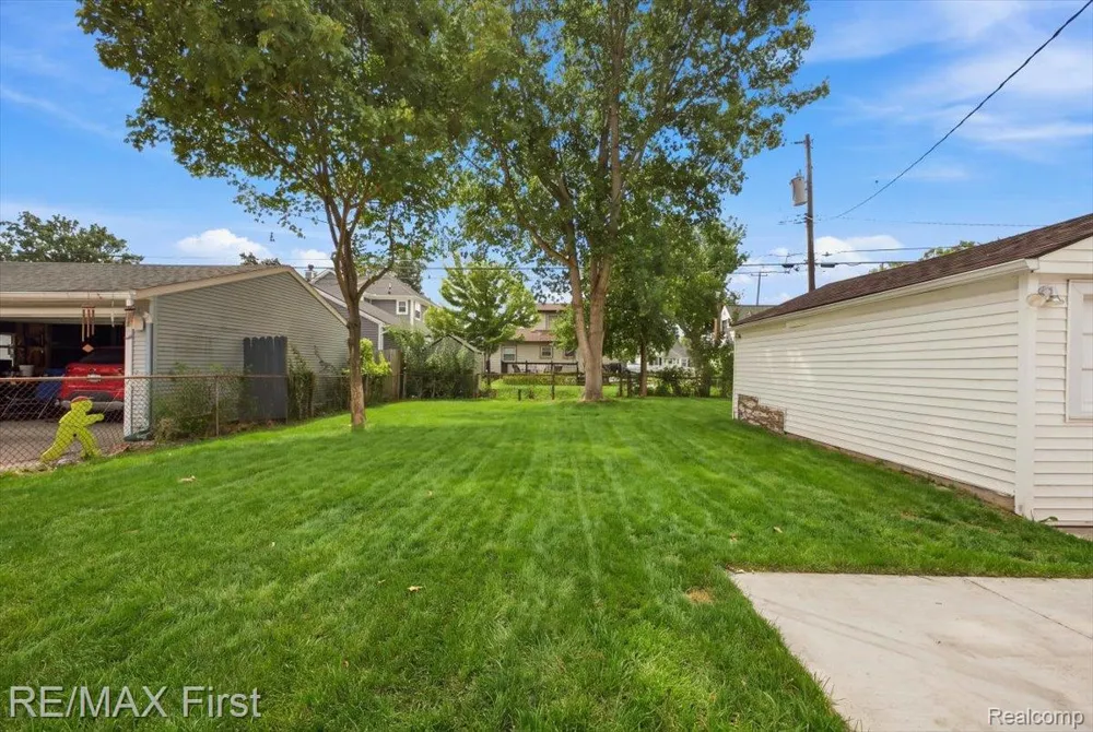 4271 Thomas Avenue Berkley City, MI 48072