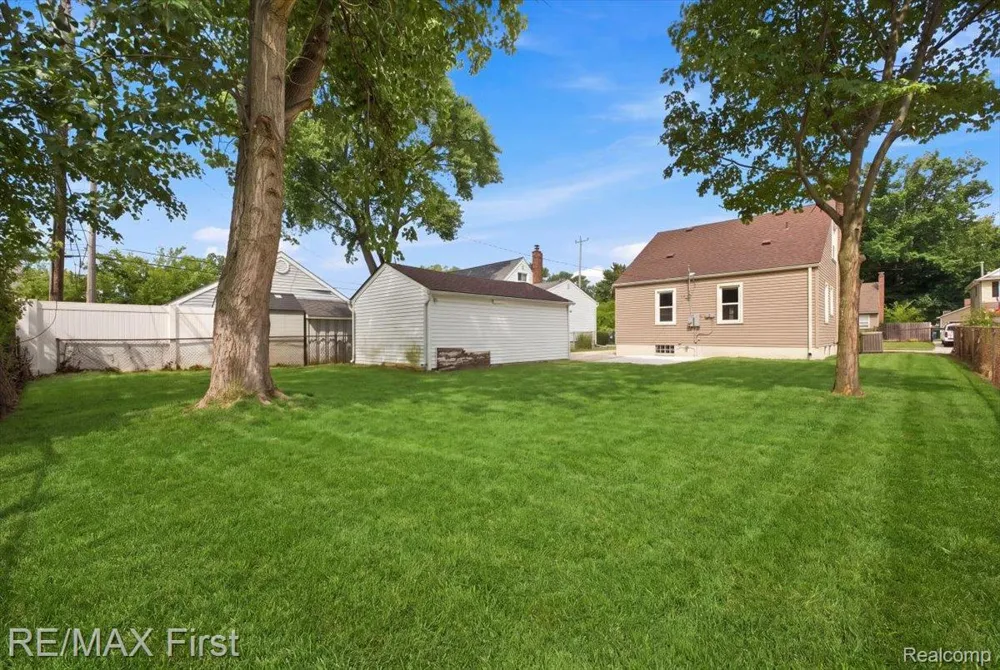 4271 Thomas Avenue Berkley City, MI 48072