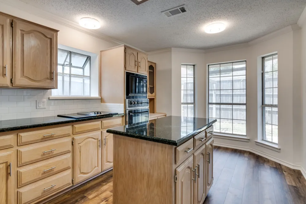 319 Kessler Drive Euless, TX 76039