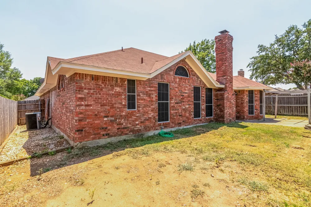 319 Kessler Drive Euless, TX 76039