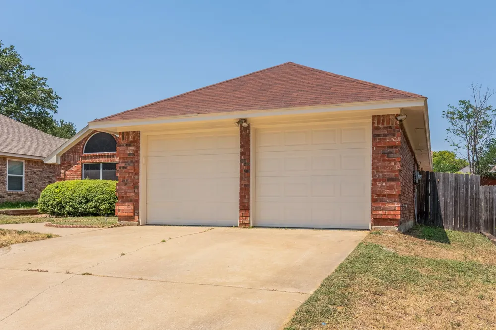 319 Kessler Drive Euless, TX 76039