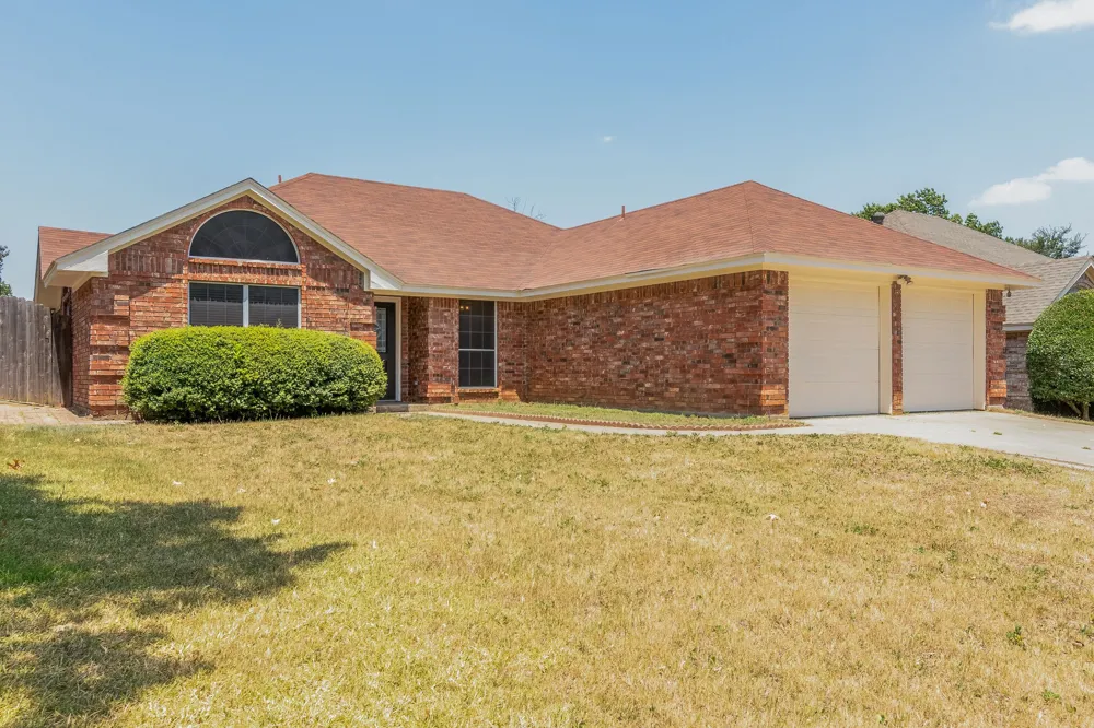 319 Kessler Drive Euless, TX 76039