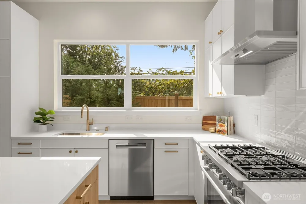 13637 103rd Avenue NE Kirkland, WA 98034