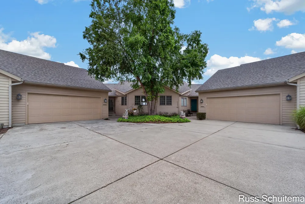 1682 W Harbour Towne Circle Muskegon City, MI 49441