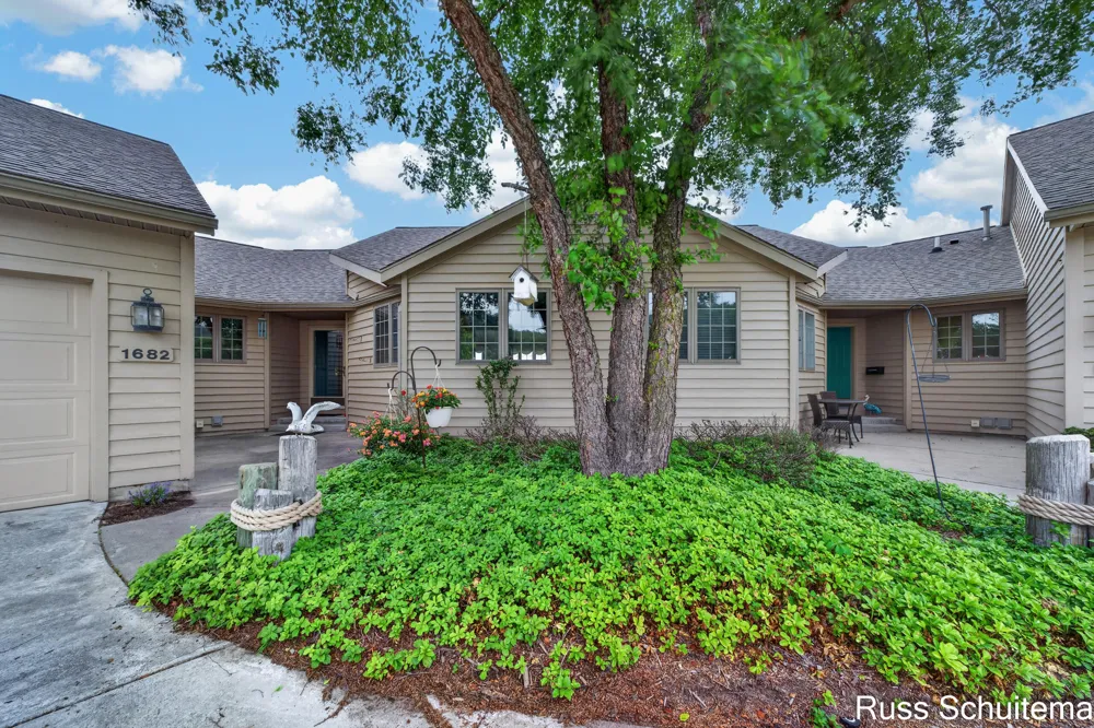 1682 W Harbour Towne Circle Muskegon City, MI 49441