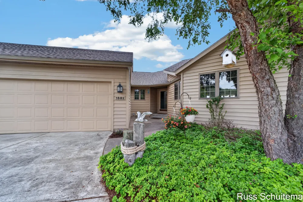 1682 W Harbour Towne Circle Muskegon City, MI 49441