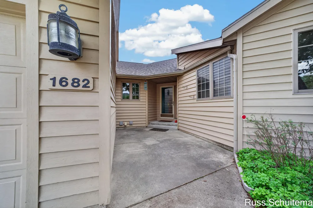 1682 W Harbour Towne Circle Muskegon City, MI 49441