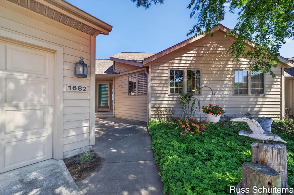 1682 W Harbour Towne Circle Muskegon City, MI 49441
