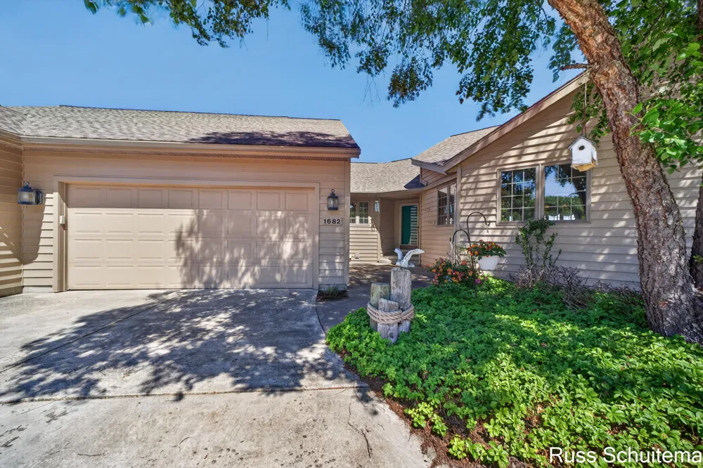 1682 W Harbour Towne Circle Muskegon City, MI 49441