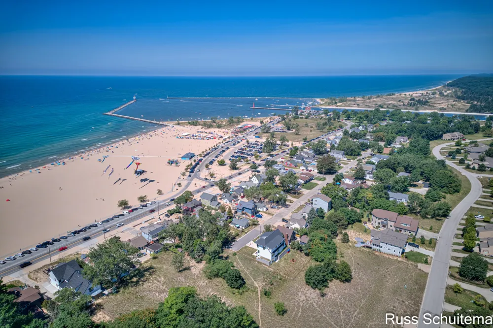 1682 W Harbour Towne Circle Muskegon City, MI 49441