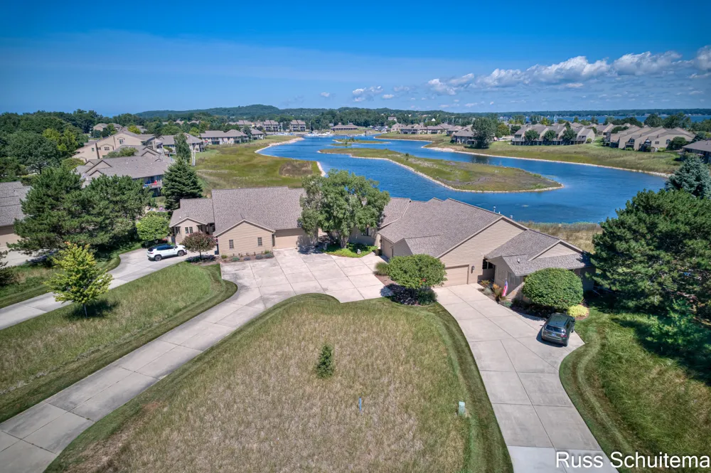 1682 W Harbour Towne Circle Muskegon City, MI 49441