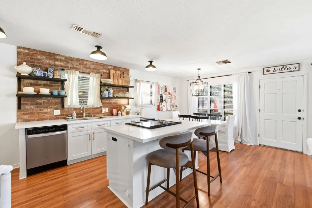 10707 Hillside Drive Montgomery, TX 77356