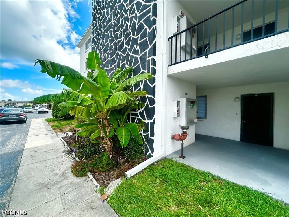 Victoria Drive #103 Cape Coral, FL 33904