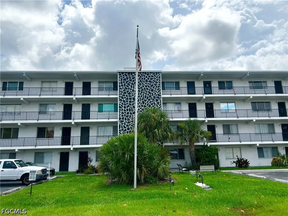 Victoria Drive #103 Cape Coral, FL 33904