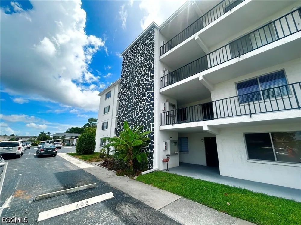 Victoria Drive #103 Cape Coral, FL 33904