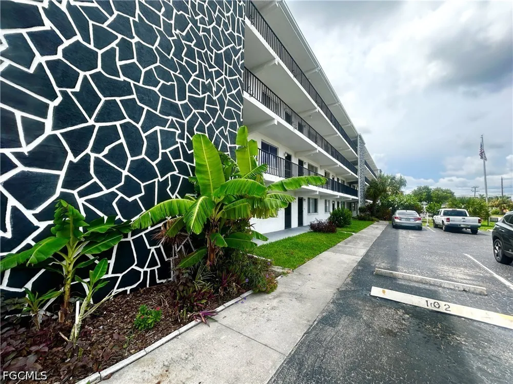 Victoria Drive #103 Cape Coral, FL 33904