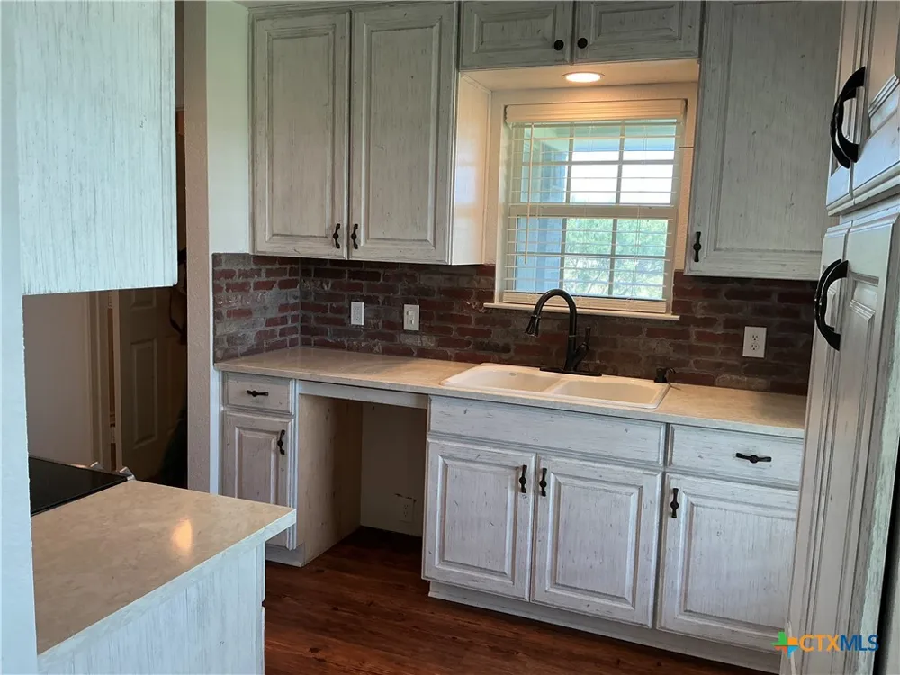 333 Lake Point Road Comanche, TX 76442