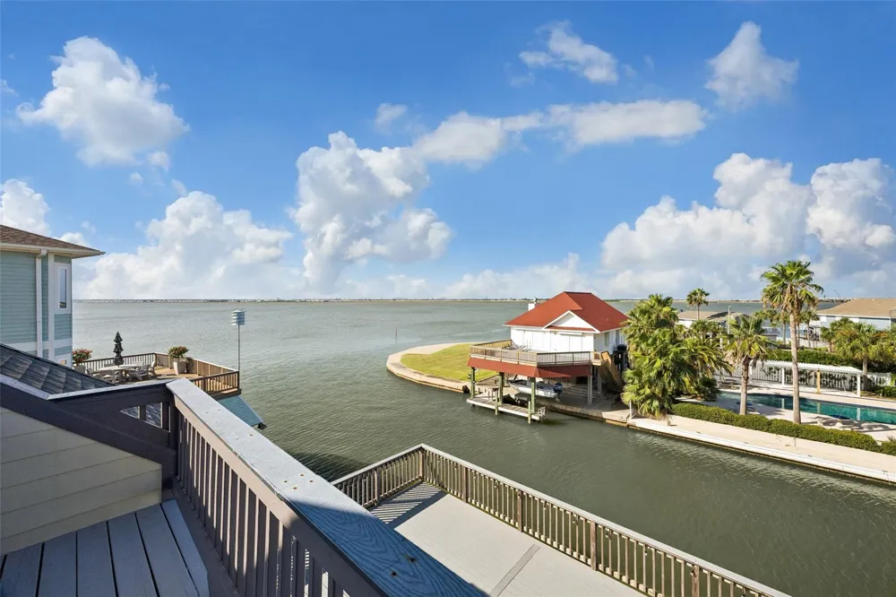 1534 Windsong Way Tiki Island, TX 77554