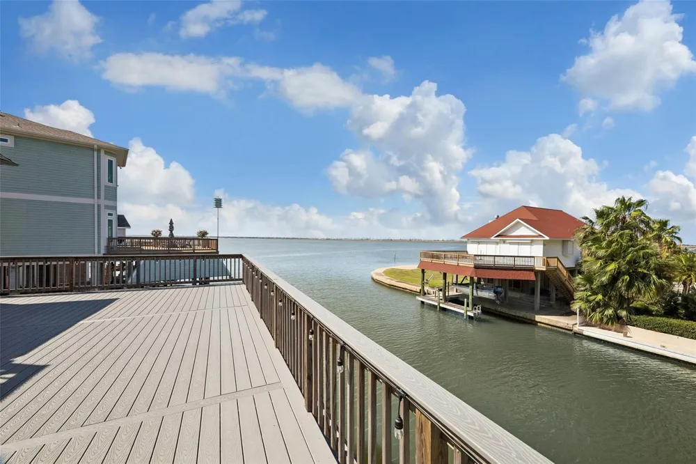 1534 Windsong Way Tiki Island, TX 77554