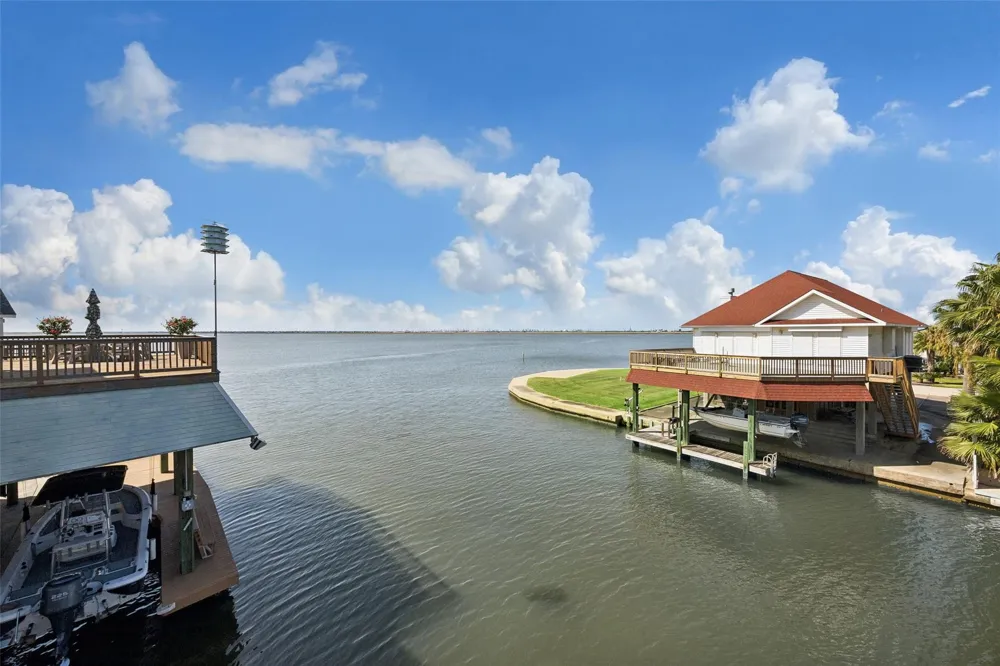 1534 Windsong Way Tiki Island, TX 77554