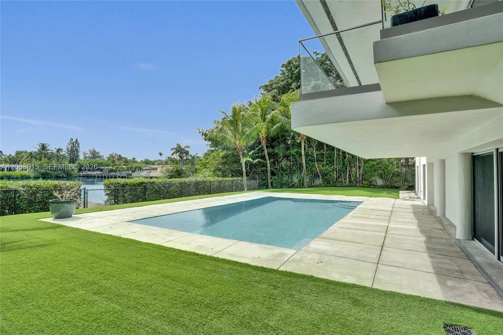 19231 NE 22nd Ave Miami, FL 33180