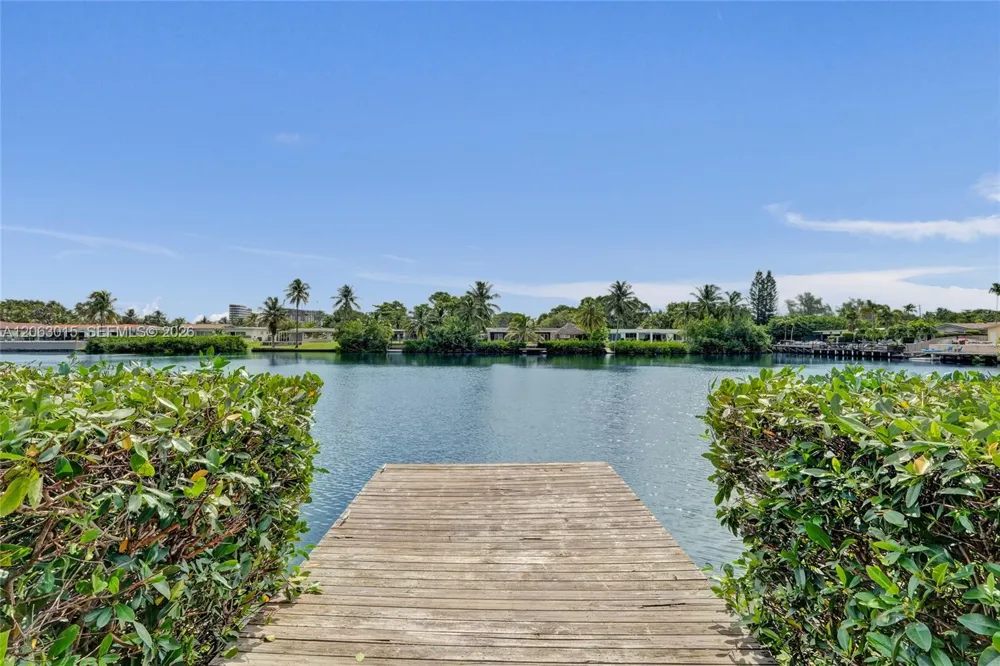 19231 NE 22nd Ave Miami, FL 33180