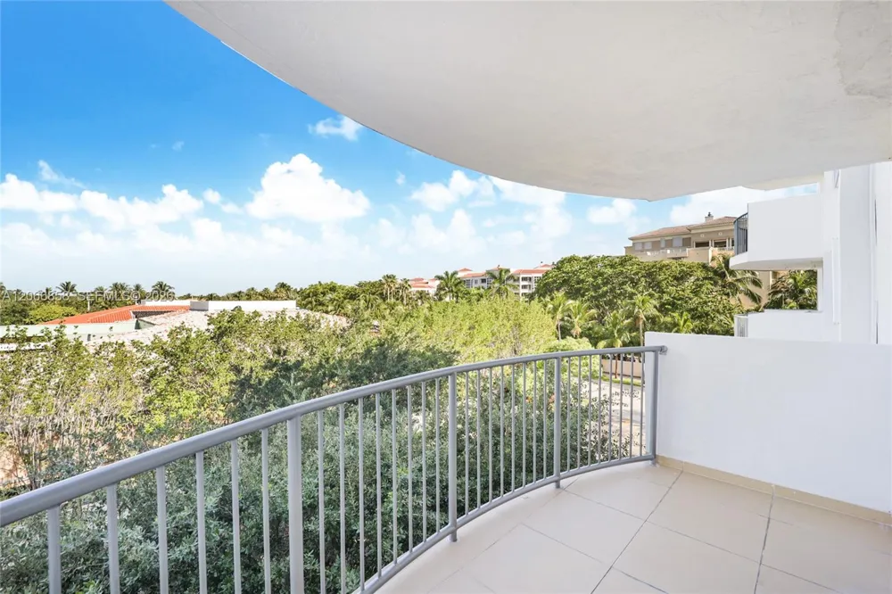 210 Sea View Dr #409 Key Biscayne, FL 33149