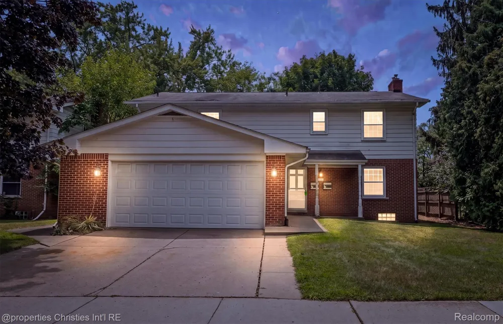 215 Woodsboro Drive Royal Oak City, MI 48067