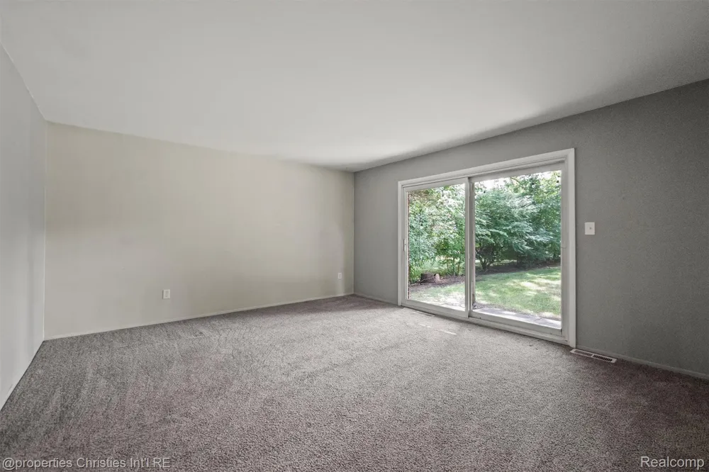 215 Woodsboro Drive Royal Oak City, MI 48067