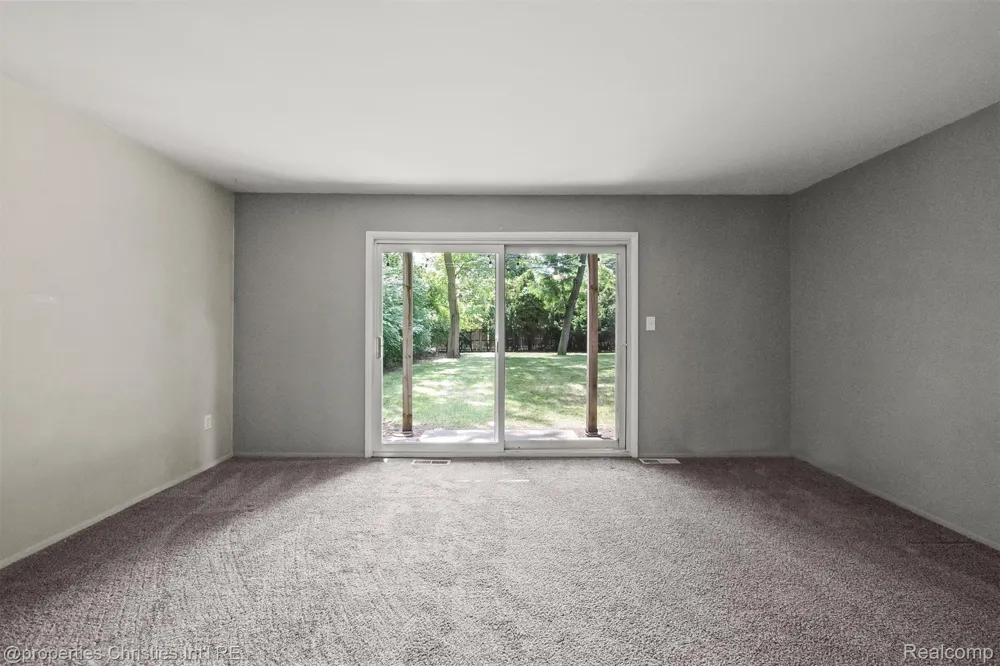 215 Woodsboro Drive Royal Oak City, MI 48067