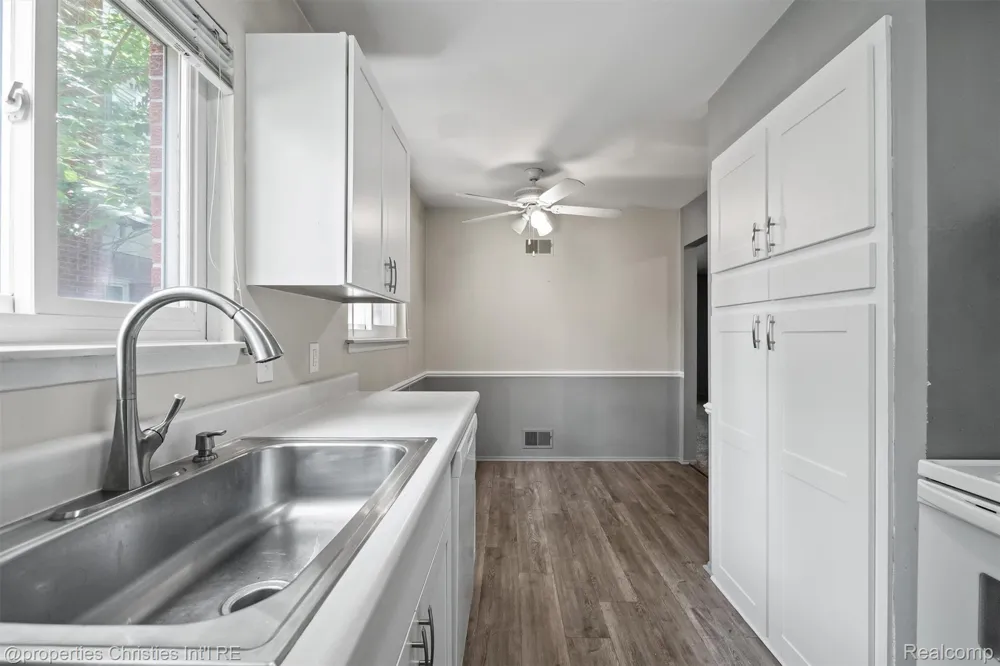 215 Woodsboro Drive Royal Oak City, MI 48067