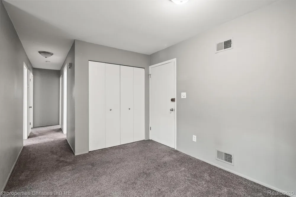 215 Woodsboro Drive Royal Oak City, MI 48067