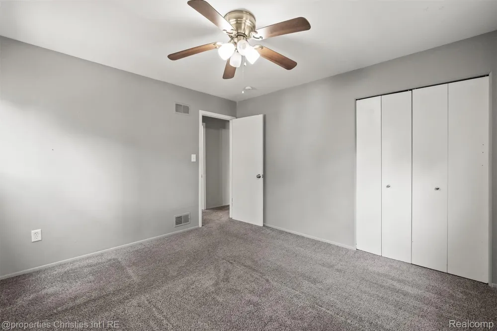 215 Woodsboro Drive Royal Oak City, MI 48067