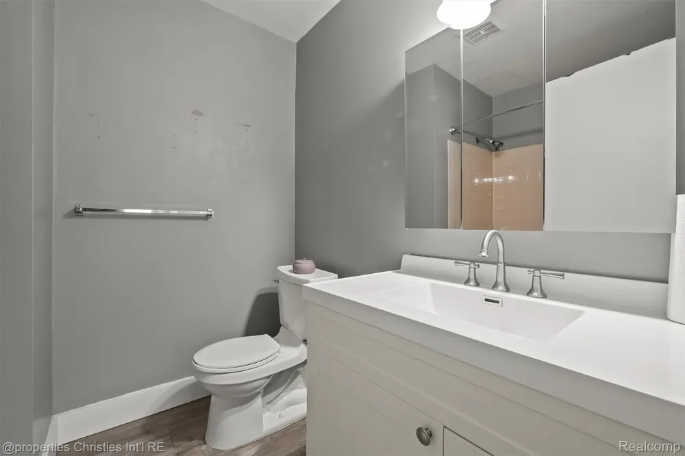 215 Woodsboro Drive Royal Oak City, MI 48067