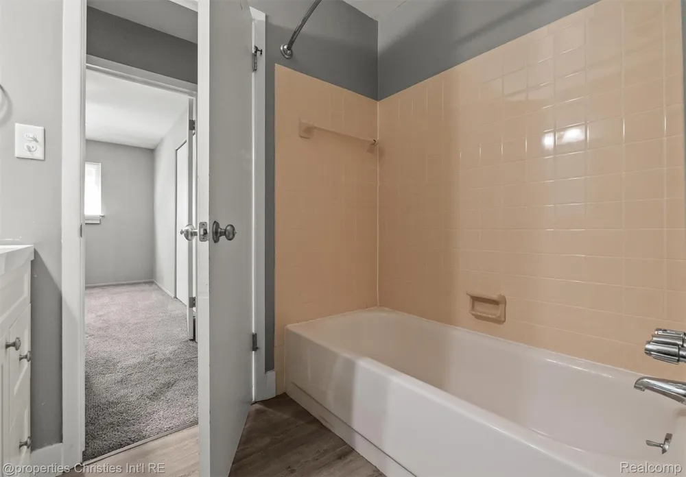 215 Woodsboro Drive Royal Oak City, MI 48067