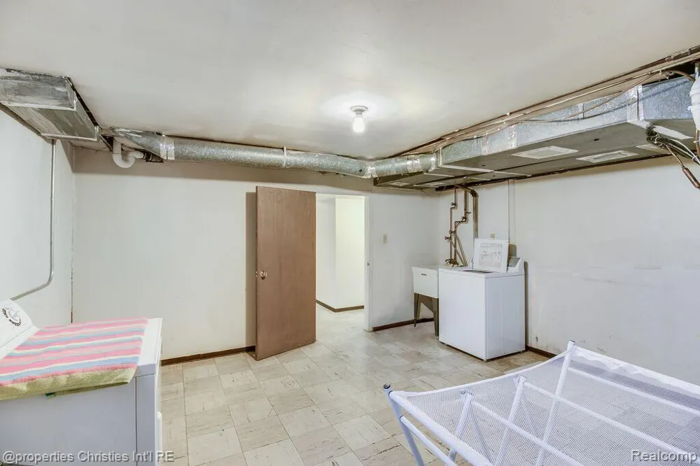215 Woodsboro Drive Royal Oak City, MI 48067
